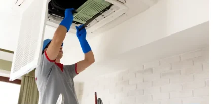 業務用エアコンのフィルターを確認している作業員