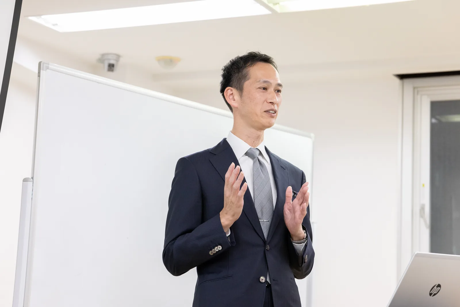 経営者向けセミナーで両手を広げて話す井口大成