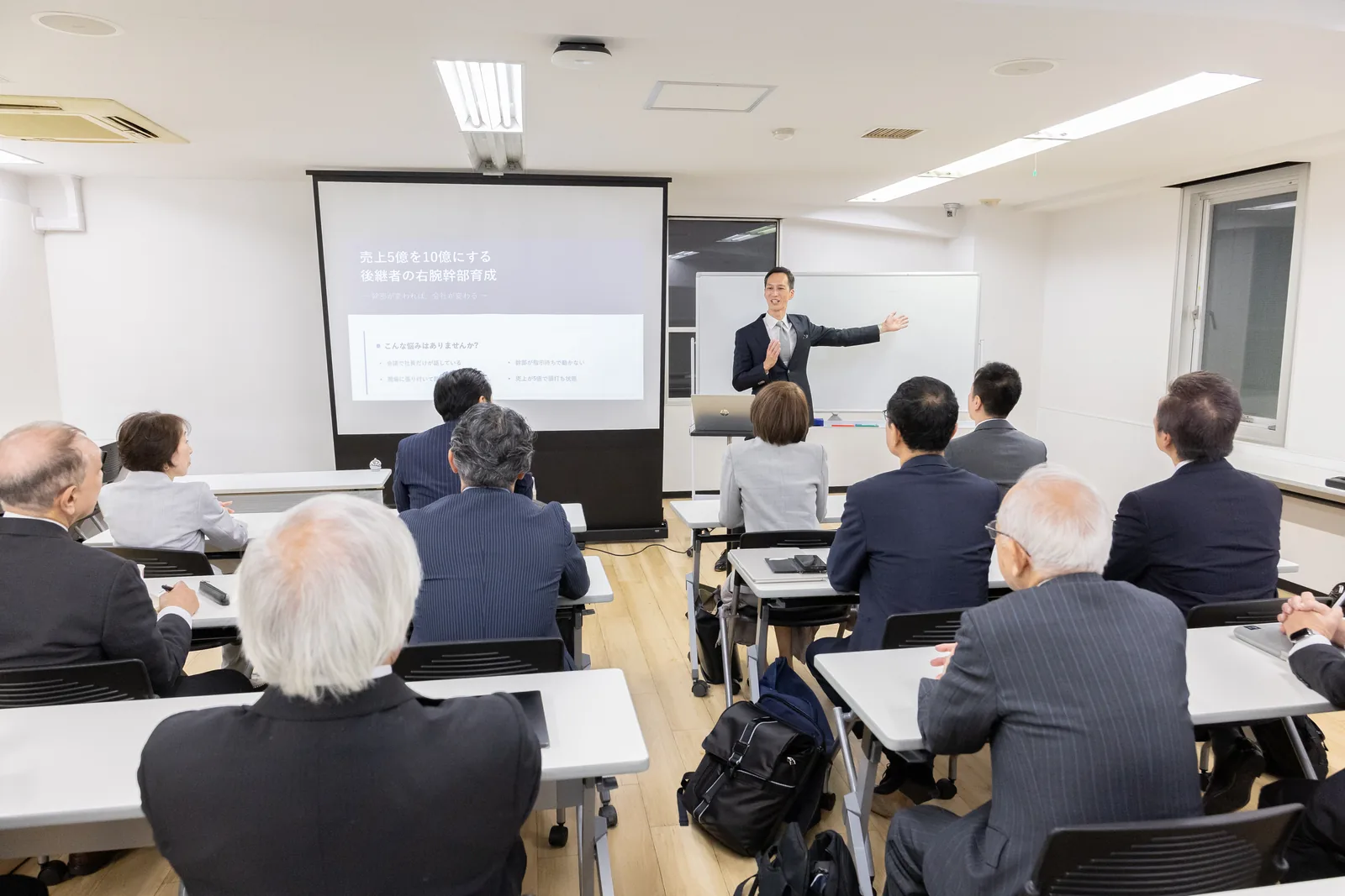 経営者向けセミナーで登壇する井口大成と参加者